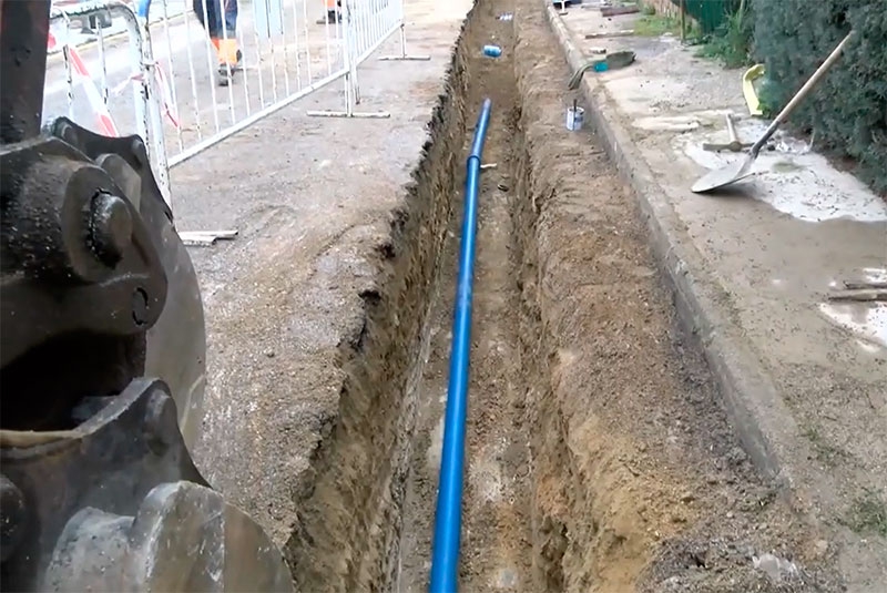 Navas del Rey | Avanzan a buen ritmo las obras en la red de abastecimiento de agua en el barrio El Club