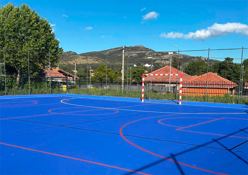 Los Molinos | El Ayuntamiento de Los Molinos renueva por completo las pistas deportivas del CEIP Divino Maestro