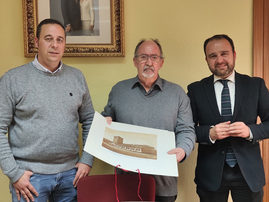 Guadarrama | El Ayuntamiento de Guadarrama agradeció a Julián Sanz su disposición para instalar su gran belén del polideportivo
