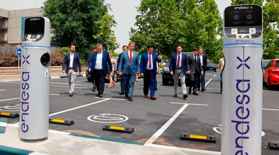 Pozuelo de Alarcón | Una delegación del Gobierno de Uruguay visita la electrolinera de Pozuelo, la más grande de España