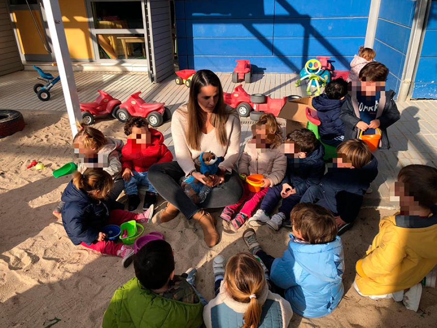 Torrelodones | La nutria, mascota de Torrelodones, se va al cole y de compras navideñas