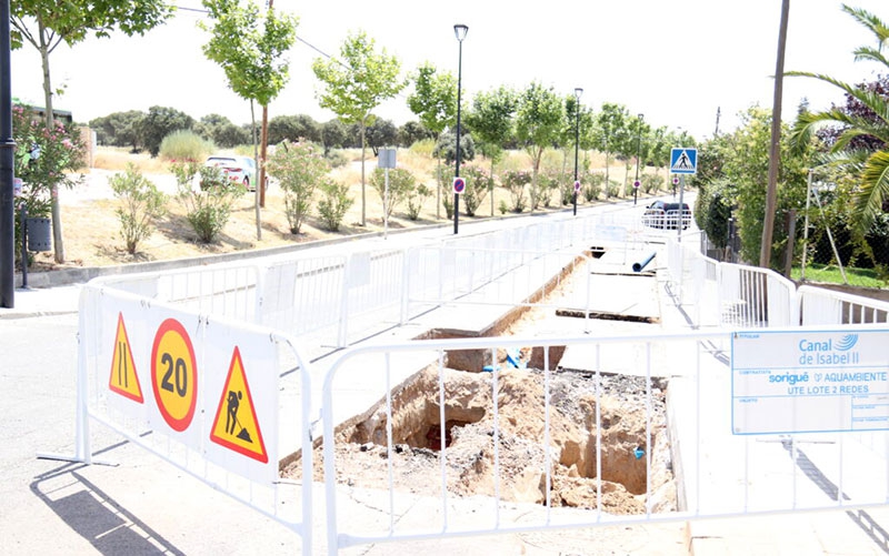 Sevilla la Nueva | 1.642 metros de tuberías están siendo renovados en la Urbanización Los Manantiales