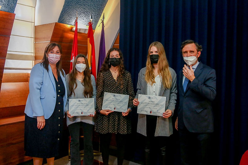 Pozuelo de Alarcón | Tres alumnas reciben la beca para estudiar en la Universidad Francisco de Vitoria