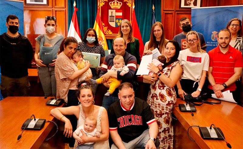 San Lorenzo de El Escorial | San Lorenzo recibe a los nuevos vecinos entregando a sus familias un “Chequé bebé” de 200 euros