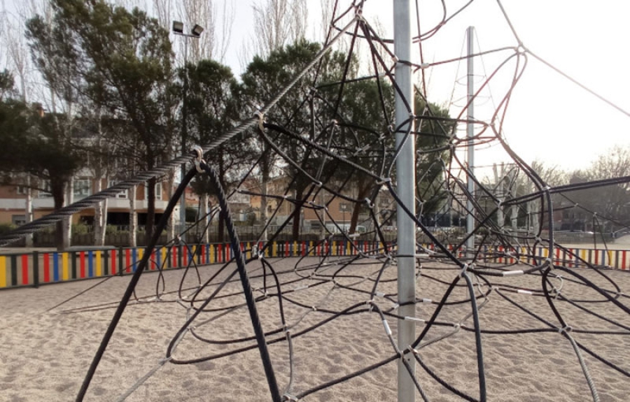 Collado Villalba | Una pirámide de trepa de seis metros se instala en el Parque de Las Bombas para los más pequeños