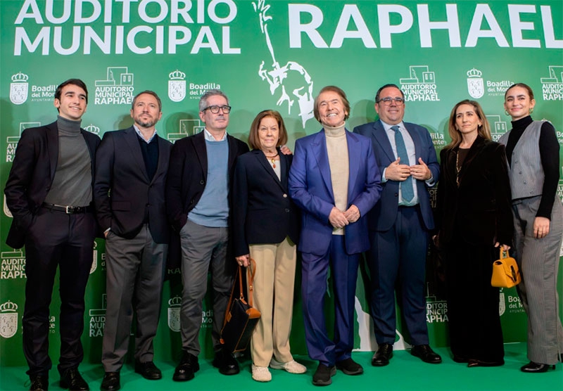 Boadilla del Monte | Raphael y su familia asisten al homenaje que Boadilla le ha rendido dando su nombre al Auditorio Municipal