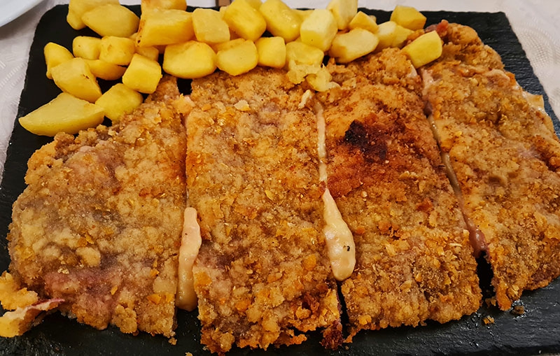 El mejor cachopo de salmón de España se come en La Alhambra (Valdemorillo)