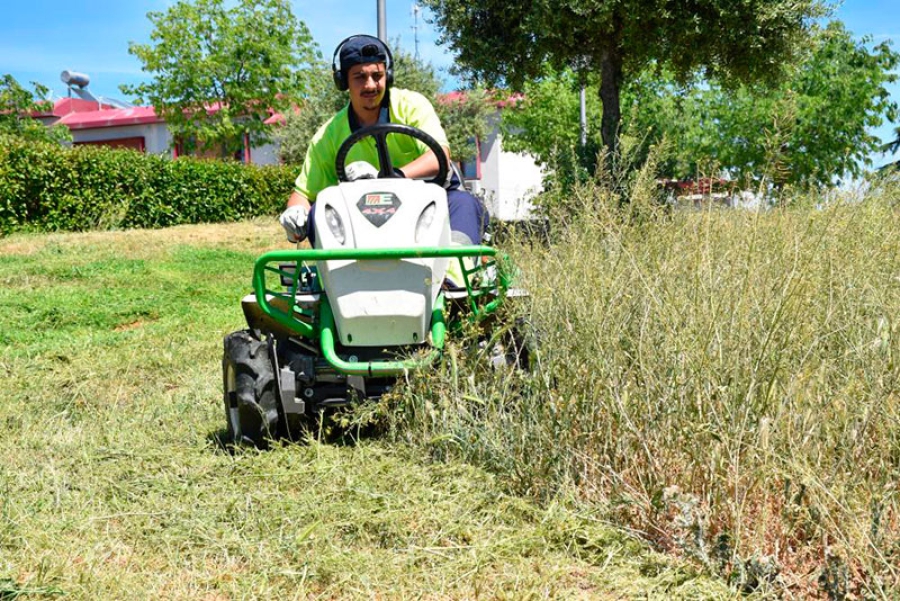 Villaviciosa de Odón | El Ayuntamiento inicia la campaña de desbroce en los parques y zonas públicas del municipio