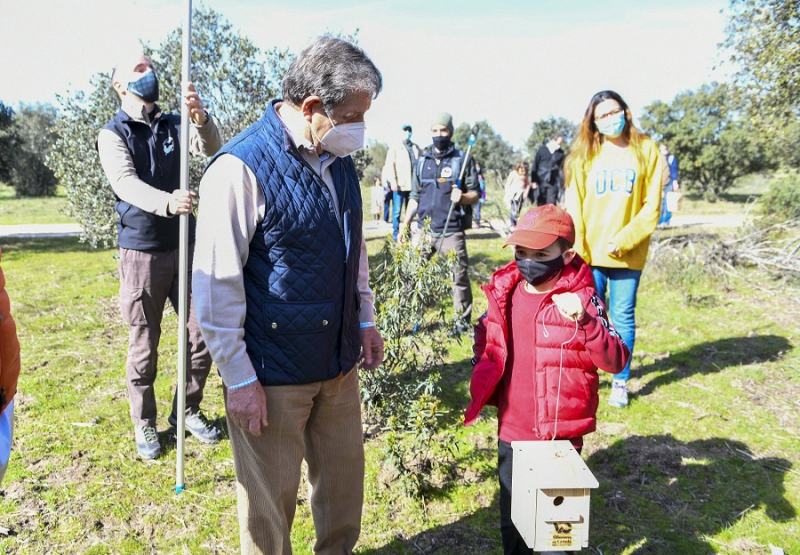Villanueva de la Cañada | El Ayuntamiento coloca una treintena de cajas nido para aves en espacios naturales