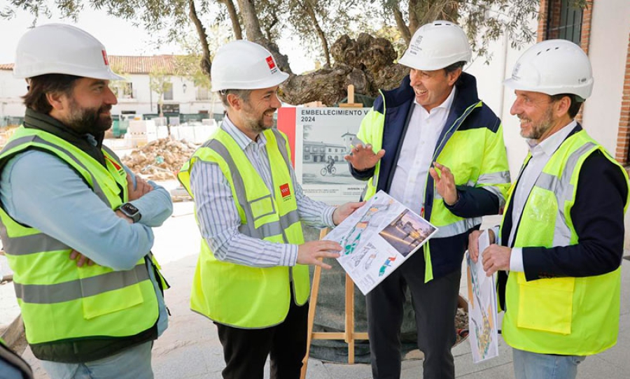 Sevilla la Nueva | El consejero de Presidencia y el alcalde de Sevilla la Nueva visitaron las obras de embellecimiento de la Plaza de España en la localidad