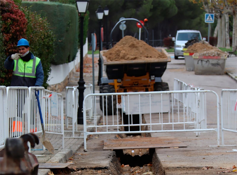 Sevilla la Nueva | 390 metros de tuberías están siendo renovados en la Urbanización Sevillalta