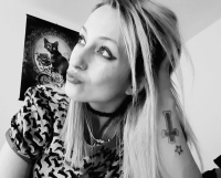 «El amor es gilipollas»: El poemario-terapia que toda Gen Z está leyendo