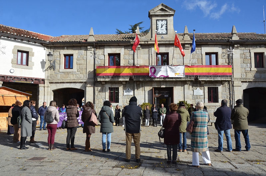 Guadarrama | Guadarrama se concentró en la Plaza Mayor por el Día Internacional de la Eliminación de la Violencia contra la Mujer