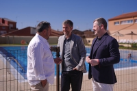 Cenicientos | Los consejeros de Presidencia y Administración Local y de Cultura supervisaron junto al alcalde de Cenicientos las obras ejecutadas en la piscina municipal