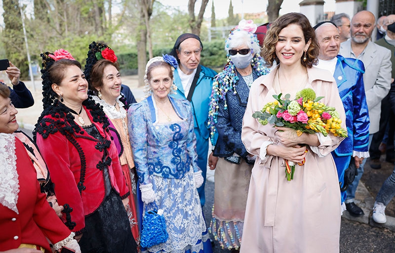 INSTITUCIONAL | Díaz Ayuso preside la ofrenda floral a los Héroes del 2 de Mayo en el cementerio de la Florida