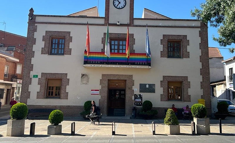 El Álamo | La alcaldesa zanja de forma rotunda la polémica suscitada por el Grupo Municipal VOX contra la colocación de la “bandera gay” en el balcón del Ayuntamiento