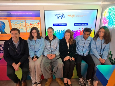 Valdemorillo | La consejera de Sanidad visita al autobús ‘Drogas o tú’ junto con estudiantes de Valdemorillo