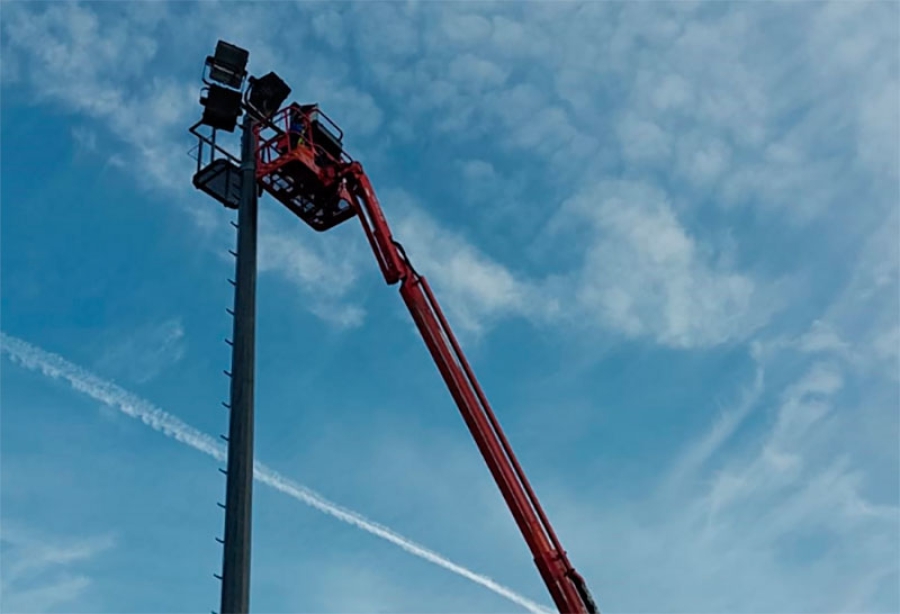 Collado Mediano | Instalación de nuevas luminarias led en el campo de fútbol municipal