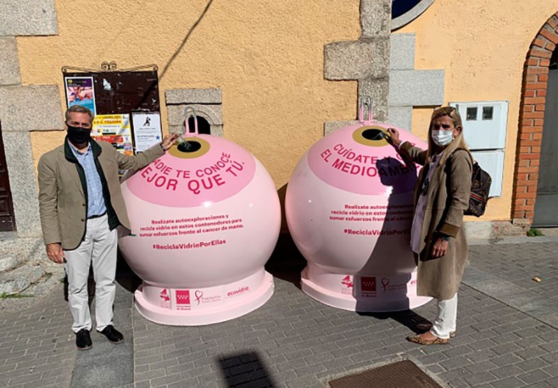 Collado Villalba | Contenedor para reciclar vidrio contra el cáncer de mama en la Plaza de El Titi