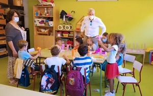 Torrelodones | El Alcalde visita a los menores que asisten al programa “Días sin Cole”