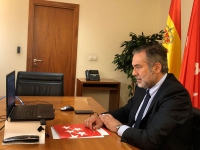 Ayuso en el balcón de Génova tras la victoria electoral en Madrid