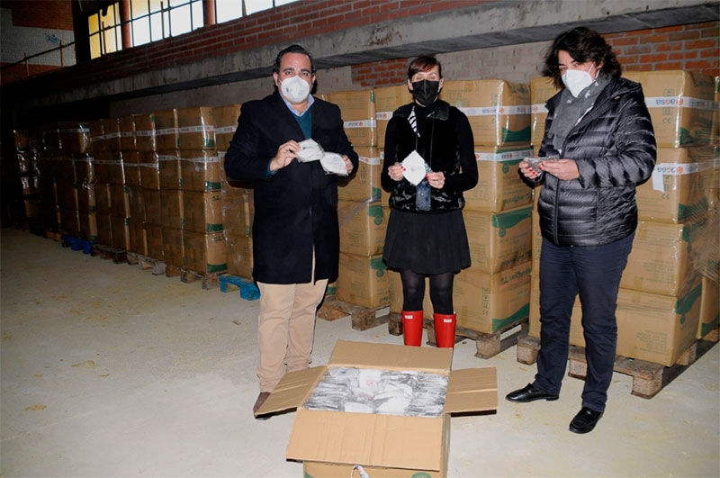 Boadilla del Monte | El Ayuntamiento reparte más de 200.000 mascarillas FFP2 en los domicilios, comercios, restaurantes y residencias