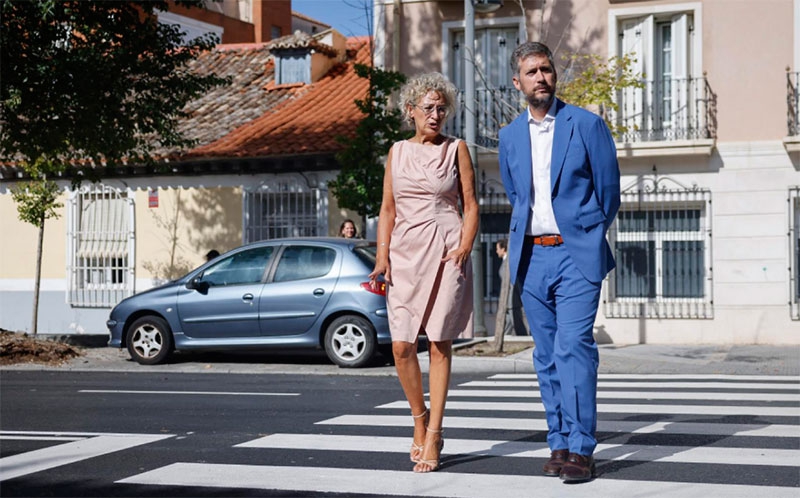 Ayuso en el balcón de Génova tras la victoria electoral en Madrid