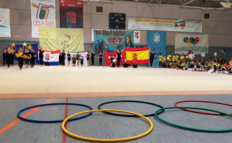 San Lorenzo de El Escorial | Con el encendido de la antorcha en el Polideportivo Zaburdón, comienzan las XXI Miniolimpiadas Escolares