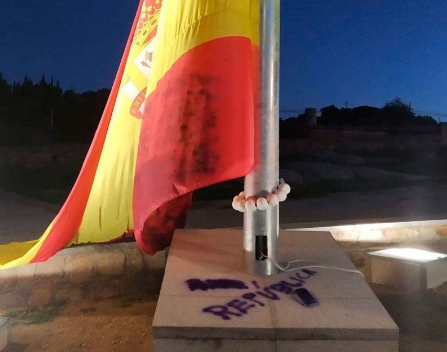 Navagalamella | El vandalismo “republicano” ataca la recién estrenada bandera de España