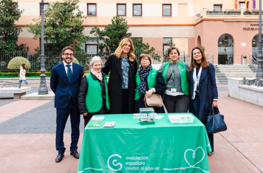 Pozuelo de Alarcón | La alcaldesa visita la mesa de la Asociación Española contra el Cáncer Pozuelo