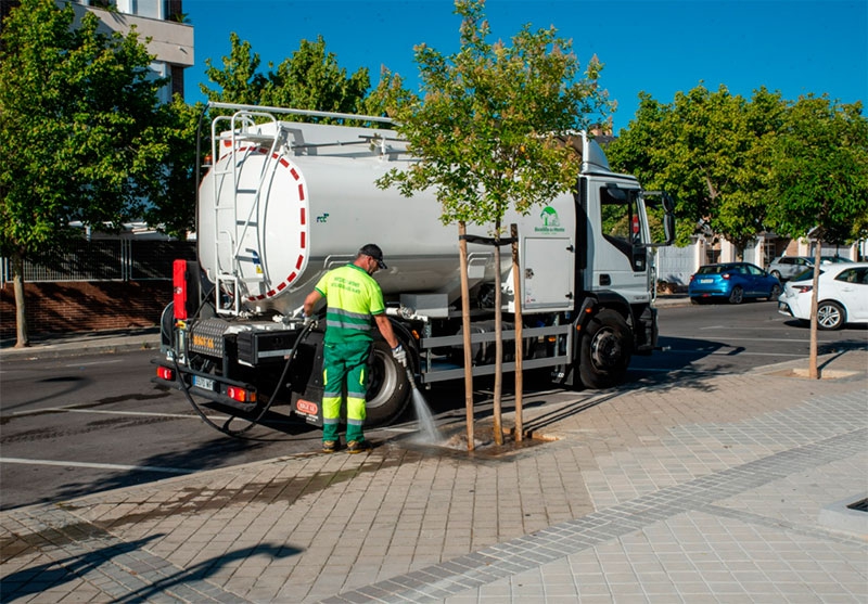 Boadilla del Monte | Boadilla refuerza los equipos de riego para facilitar la supervivencia del arbolado más joven