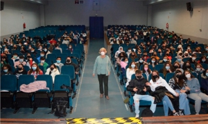 Humanes de Madrid  | Patricia Weisz imparte una conferencia a los alumnos del IES Fernando Fernán Gómez