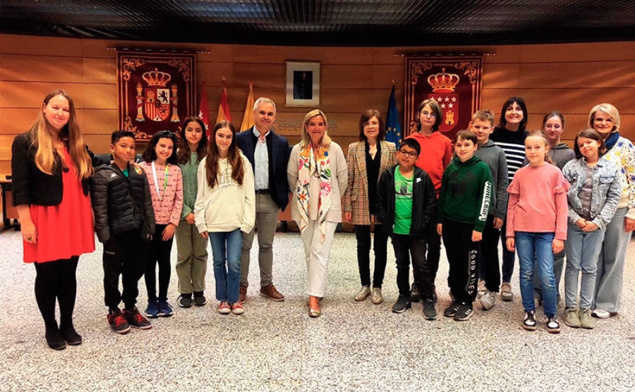 Collado Villalba | Un grupo de escolares polacos visitó el Ayuntamiento junto a sus compañeros de intercambio del colegio Antonio Machado