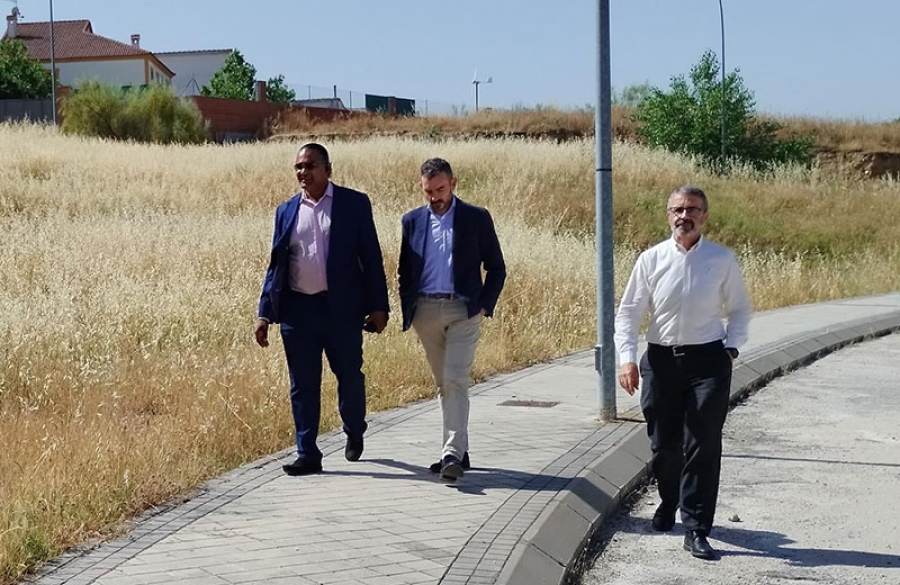 Villamantilla | Visita del director general de Atención al Mayor a la parcela ofrecida por Villamantilla para el proyecto de residencias de mayores de la Comunidad de Madrid
