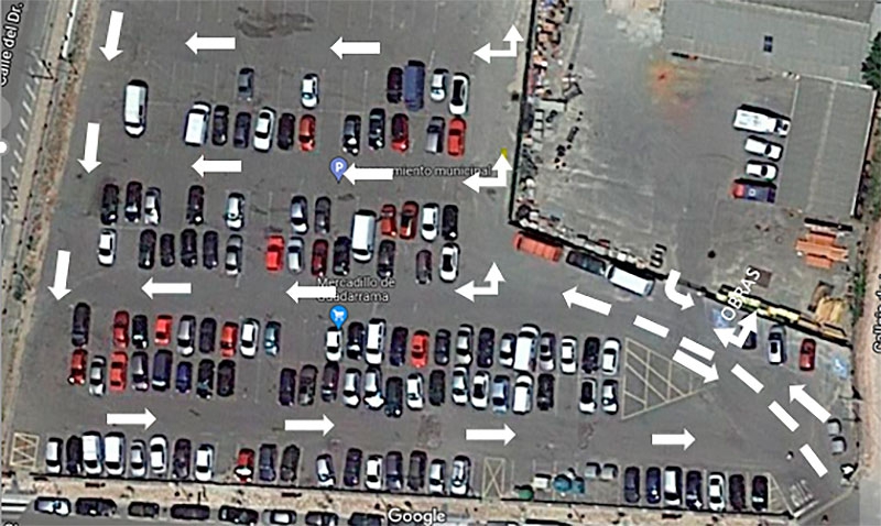 Guadarrama | Comienzan los trabajos de señalización horizontal en el aparcamiento de la calle de La Sierra