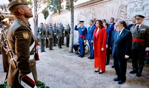 INSTITUCIONAL | Díaz Ayuso preside la ofrenda floral a los Héroes del 2 de Mayo en el cementerio de la Florida