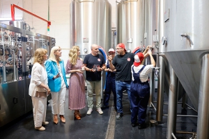 Collado Villalba | La consejera de Familia visitó la fábrica de cervezas Capaz impulsada por APASCOVI