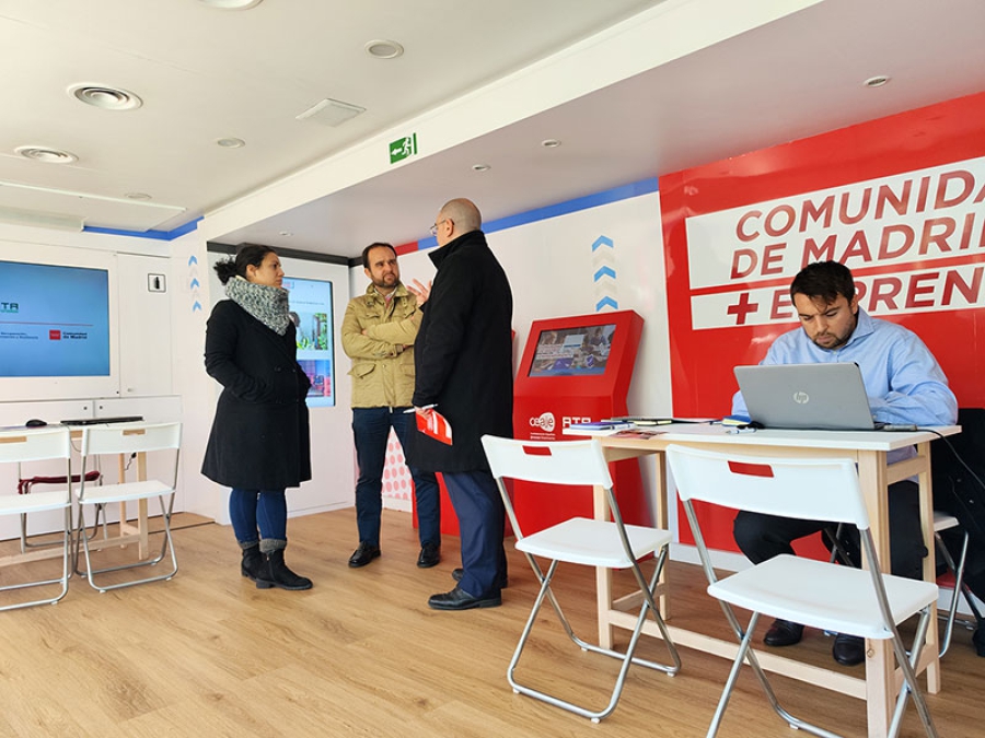 Guadarrama | El autobús del Emprendimiento visitó Guadarrama para asesorar a autónomos y emprendedores