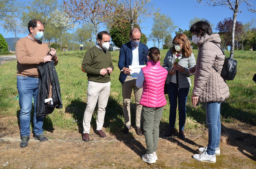 Guadarrama | Dieciséis familias han participado en la plantación de alcornoques y varios fresnos en Los Builes