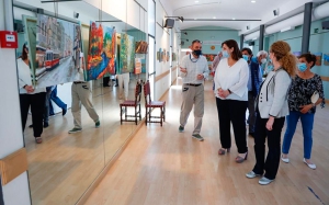 Pozuelo de Alarcón | Pérez Quislant visita la exposición de artes plásticas y decorativas de los talleres de mayores