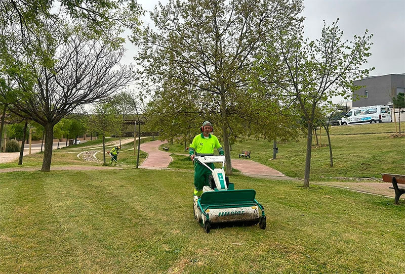 Arroyomolinos | Arroyomolinos intensifica su campaña de desbroce en parcelas y espacios públicos