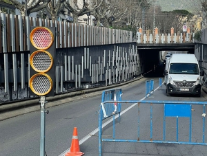 El Escorial | Comienza la retirada de los elementos decorativos del túnel situado en la Avenida de la Constitución