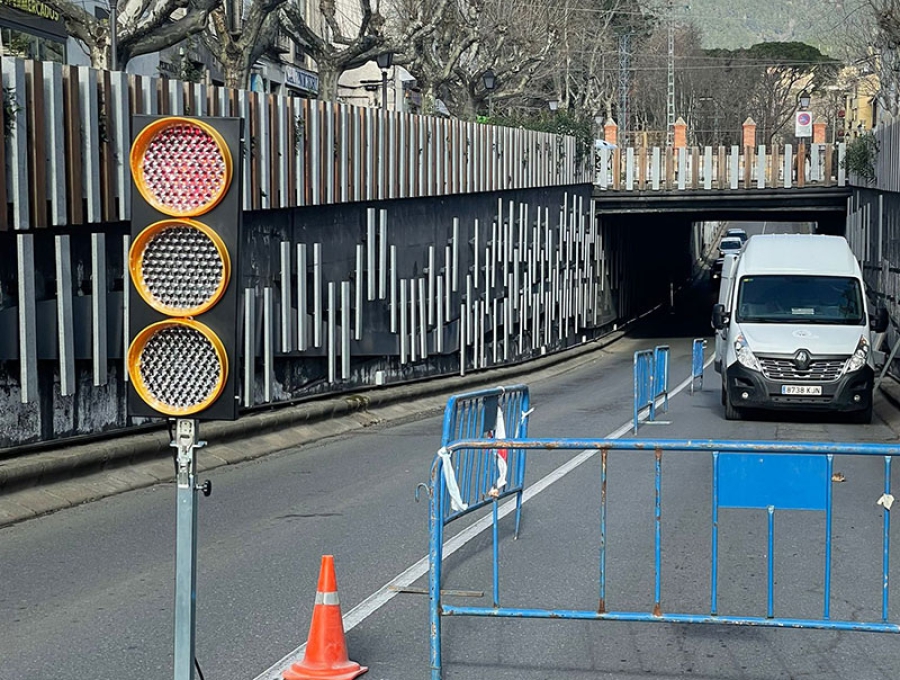 El Escorial | Comienza la retirada de los elementos decorativos del túnel situado en la Avenida de la Constitución