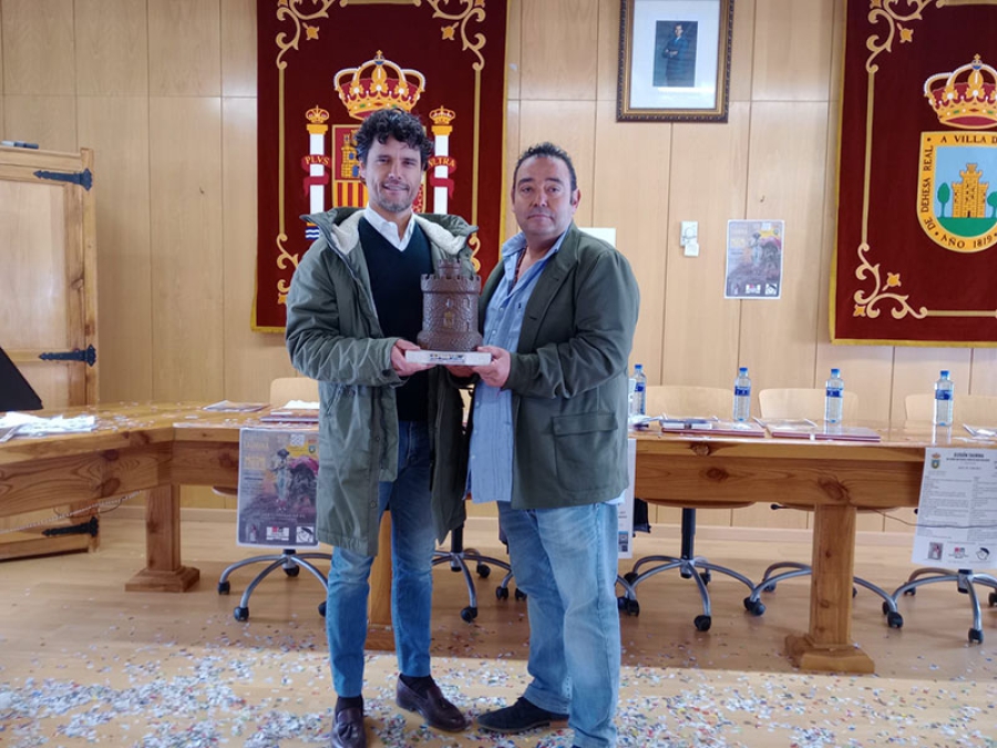 Navas del Rey | El alcalde, Jaime Peral, entregó los trofeos Torreón de Bronce a Miguel Abellán y a José Luis Cirugeda
