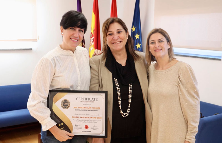 Pozuelo de Alarcón | La alcaldesa felicita a la mejor profesora del mundo que enseña a los alumnos de la Escuela Infantil Los Madroños de Pozuelo
