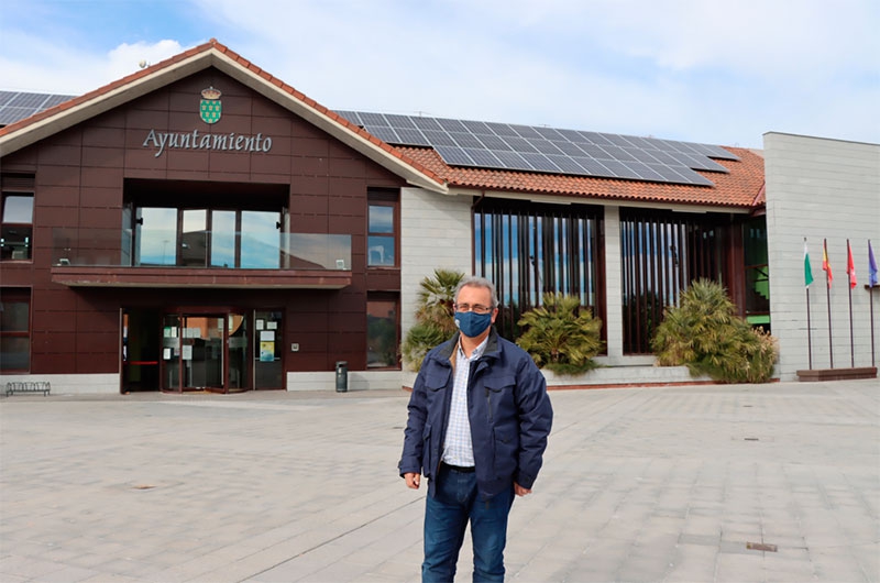 Galapagar | Galapagar promueve la energía sostenible instalando placas solares el Ayuntamiento y el Mercado Municipal