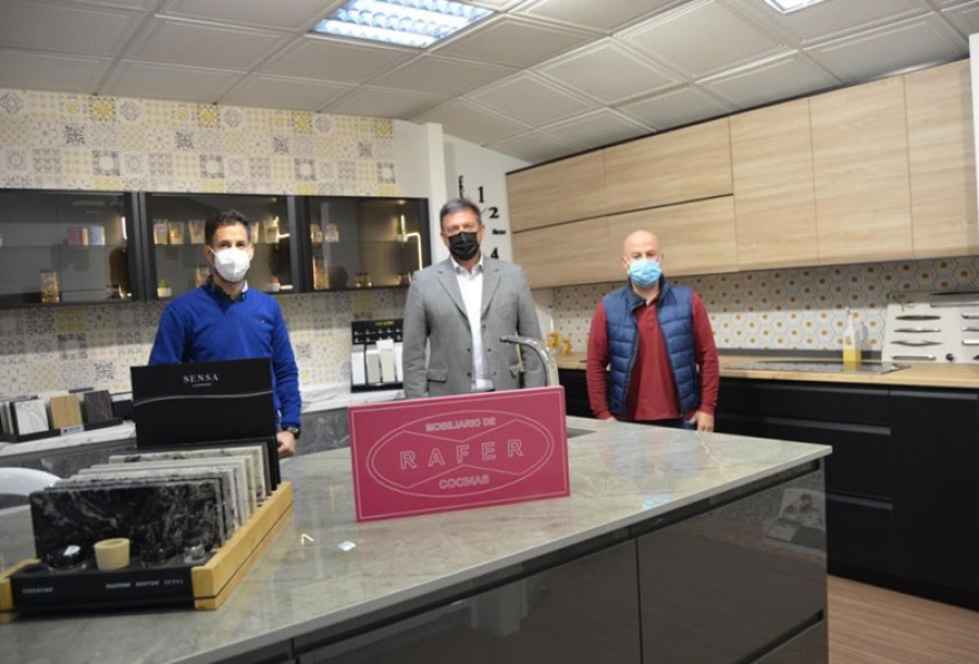 Humanes de Madrid | El alcalde visita la empresa Rafer Cocinas puntera en tecnología