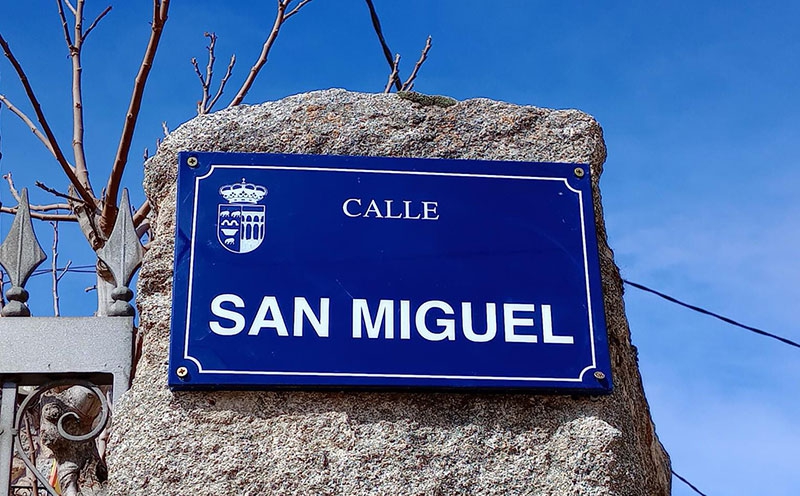 Navalagamella | El Ayuntamiento continúa con su plan de embellecimiento de Navalagamella sustituyendo numerosas placas de calles