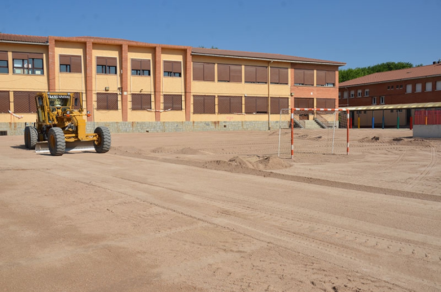 Guadarrama | El Ayuntamiento de Guadarrama inicia la adecuación del patio y el campo de fútbol del colegio Villa de Guadarrama