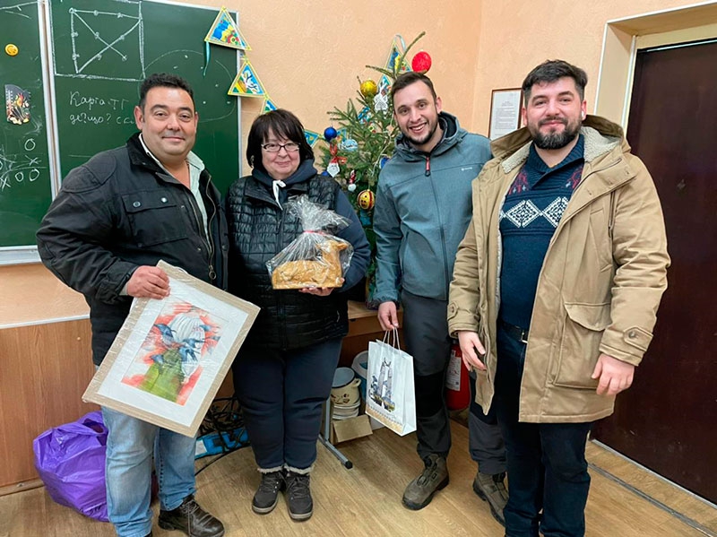 Navas del Rey | El alcalde, Jaime Peral, y el concejal de Deportes, Alberto Moreno, viajaron hasta Ucrania en furgoneta, para llevar personalmente ayuda humanitaria